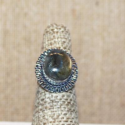 Size 5 Small Oval GREYS & BLACK Colored CABOCHON Gemstone Ring with Swirled Surround on a Silver Tone Band (5.7g)