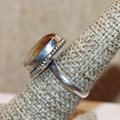 Size 8 Marked .925 Oval TIGER EYE Gemstone Ring with Dimpled Surround on a Silver-Plated Band (5.4g)