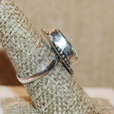 Size 8 Light GREEN Pear Shape Transparent Glass Rhinestone Ring with a 6 Loop & Side Globes Rim Setting on a Silver Tone Band (4.9g)