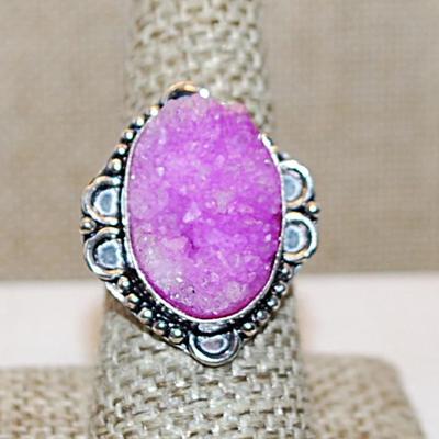 Size 8½ Oval PINK Rough-Cut Quartz Gemstone Ring with a 6 Loop Surround on a Silver Tone Band (7.2g)