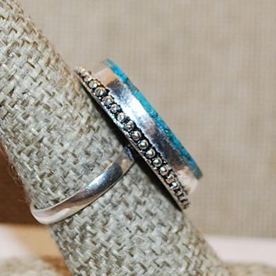 Size 8½ Oval BLUES & BROWNS Colored AGATE Gemstone Ring with a Full Rope Surround on a Silver Tone Band (8.8g)