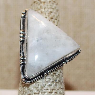 Size 7 Large Triangle Shaped Opaque WHITES & GRAYS Colored AGATE Gemstone with Line/Globes Surround on a Silver Tone Band (10.5g)