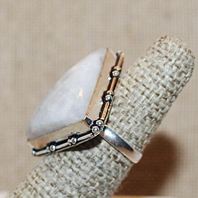 Size 7 Large Triangle Shaped Opaque WHITES & GRAYS Colored AGATE Gemstone with Line/Globes Surround on a Silver Tone Band (10.5g)