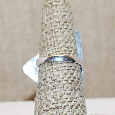 Size 7 Large Triangle Shaped Opaque WHITES & GRAYS Colored AGATE Gemstone with Line/Globes Surround on a Silver Tone Band (10.5g)