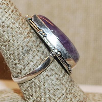 Size 9½ Long PEAR Shaped PURPLE Colored AMETHYST Gemstone with Line/Globes Surround on a Silver Tone Band (9.1g)