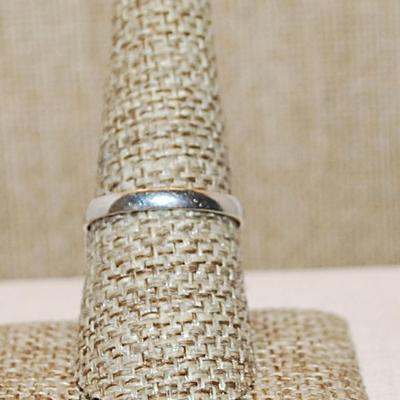 Size 9½ Long PEAR Shaped PURPLE Colored AMETHYST Gemstone with Line/Globes Surround on a Silver Tone Band (9.1g)