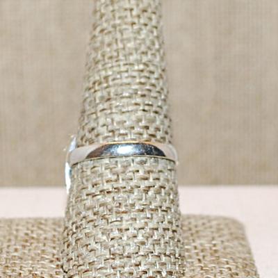 Size 9 ROUND PURPLE LAPIS LAZULI Gemstone Ring with a Full Surround on a Silver Tone Band (5.7g)