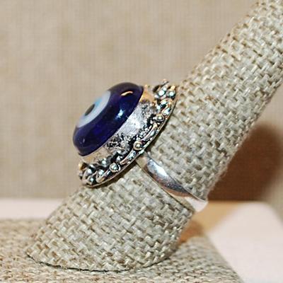 Size 8½ OVAL Shaped "EVIL EYE" CABOCHON Gemstone Ring with a Full Loop Surround on a Silver Tone Band (6.8g)