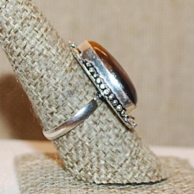 Size 8¾ Irregular Shaped TRIANGLE TIGER EYE Gemstone Ring with 6 Loops Surround on a Silver Tone Band (6.2g)