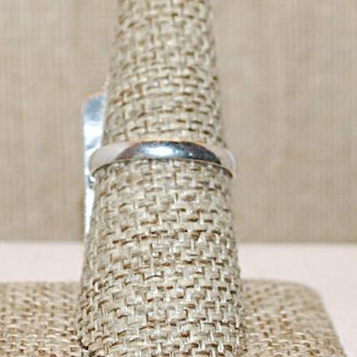 Size 8½ RECTANGLE Shaped Crackled TURQUOISE Gemstone Ring with a 8 Loop Surround on a Silver Tone Band (7.5g)