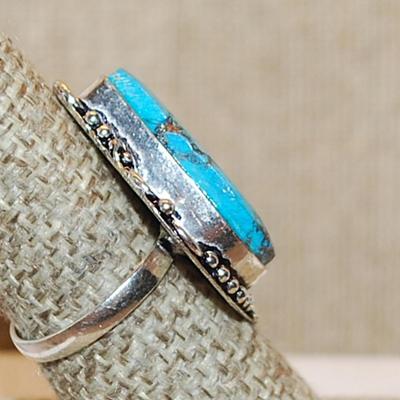 Size 8 PEAR Shaped Crackled Copper/Blues TURQUOISE Gemstone Ring with a Full Surround on a Silver Tone Band (7.6g)