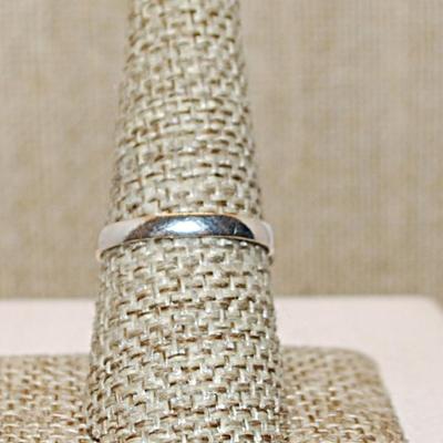 Size 8½ Marquise Cut WHITE MOONSTONE Gemstone Ring with 4 Loops Surround on a Silver Tone Band (5.4g)