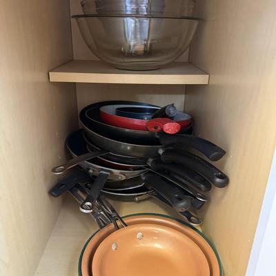 Sale Photo Thumbnail #202: Bundle of pots, pans, bowls