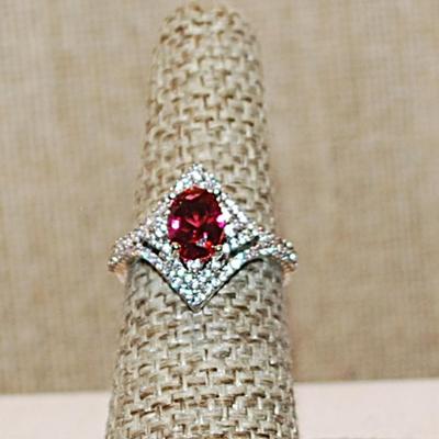 Size 6½ Oval RED PINK Stone on a Diamond Shaped Setting & Glitter Surround on a Silver Tone OPEN Band (3.1g)