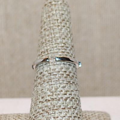 Size 6½ Oval RED PINK Stone on a Diamond Shaped Setting & Glitter Surround on a Silver Tone OPEN Band (3.1g)