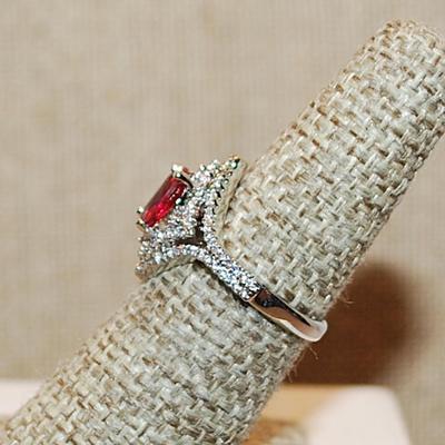 Size 6½ Oval RED PINK Stone on a Diamond Shaped Setting & Glitter Surround on a Silver Tone OPEN Band (3.1g)