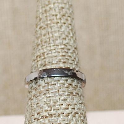 Size 7¼ VINTAGE Deep BLUE HEART Ring on a Heart Setting and Silver Tone Band (3.5g)