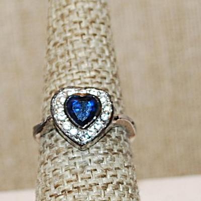 Size 7¼ VINTAGE Deep BLUE HEART Ring on a Heart Setting and Silver Tone Band (3.5g)
