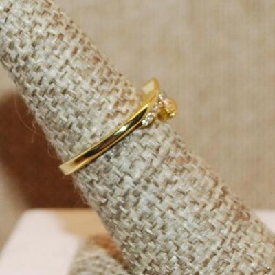 Size 6 ¼ Single Round Clear Main Stone with Side Accents on an Overlap Style Gold Tone Band (2.0g)