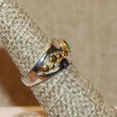 Size 10 Two-Tone Silver & Gold Colored Ring with Trillion Cut Green Stone on Silver Tone Band (5.3g)