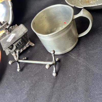 Lot 70 Metalware items
