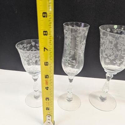 Sale Photo Thumbnail #1079: 6 clear glasses & 4 Blue glasses
Some do have chips