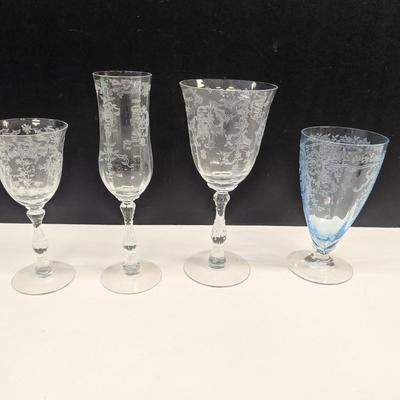 Sale Photo Thumbnail #1070: 6 clear glasses & 4 Blue glasses
Some do have chips
