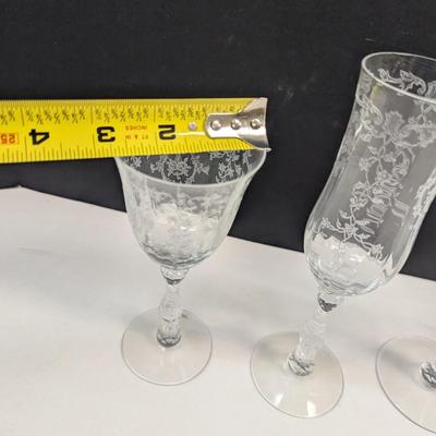 Sale Photo Thumbnail #1081: 6 clear glasses & 4 Blue glasses
Some do have chips