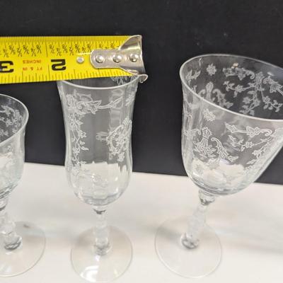 Sale Photo Thumbnail #1080: 6 clear glasses & 4 Blue glasses
Some do have chips