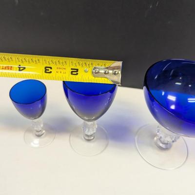 Sale Photo Thumbnail #1163: 7 - 4" glasses, 6 - 5" glasses and 8 - 5" tall and diameter is 4"