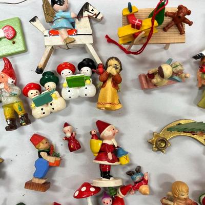 Sale Photo Thumbnail #666: Lot of Small Christmas Decorations