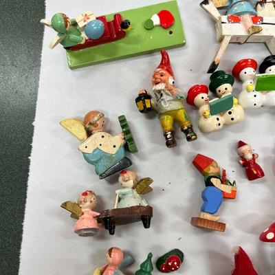 Sale Photo Thumbnail #667: Lot of Small Christmas Decorations