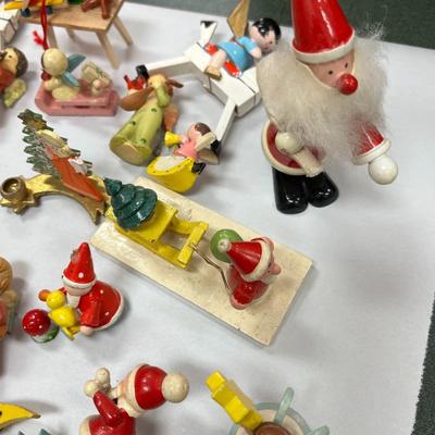 Sale Photo Thumbnail #664: Lot of Small Christmas Decorations