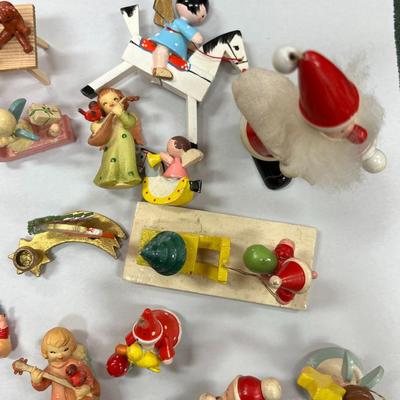 Sale Photo Thumbnail #665: Lot of Small Christmas Decorations