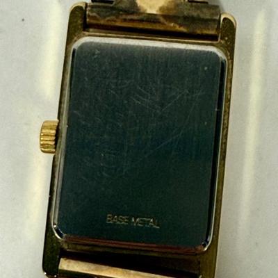 Sale Photo Thumbnail #18: Quartz Water Resistant watch, not running (most likely needs a new battery). Very nice band, watch is in very good physical condition. Stem pulls out and hands can be set.