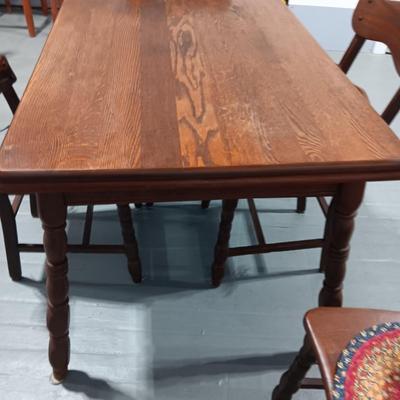 SWEET ANTIQUE SOLID WOOD TABLE WITH SLIDE OUT LEAVES AND 4 MATCHING CHAIRS