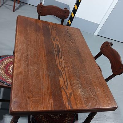 SWEET ANTIQUE SOLID WOOD TABLE WITH SLIDE OUT LEAVES AND 4 MATCHING CHAIRS