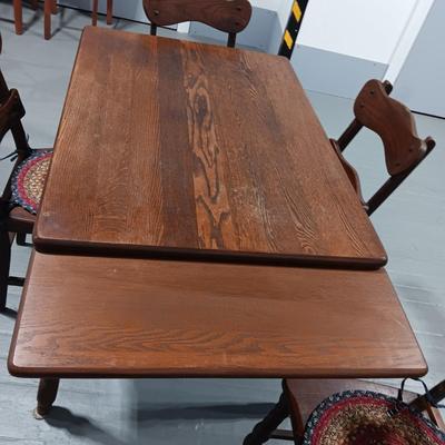 SWEET ANTIQUE SOLID WOOD TABLE WITH SLIDE OUT LEAVES AND 4 MATCHING CHAIRS