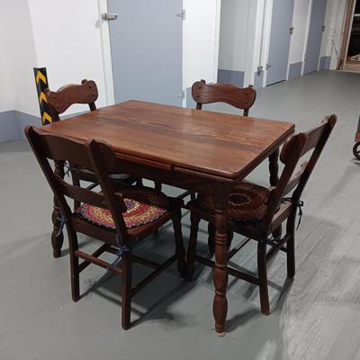 SWEET ANTIQUE SOLID WOOD TABLE WITH SLIDE OUT LEAVES AND 4 MATCHING CHAIRS