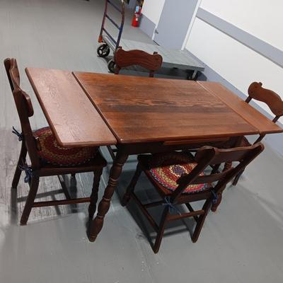 SWEET ANTIQUE SOLID WOOD TABLE WITH SLIDE OUT LEAVES AND 4 MATCHING CHAIRS