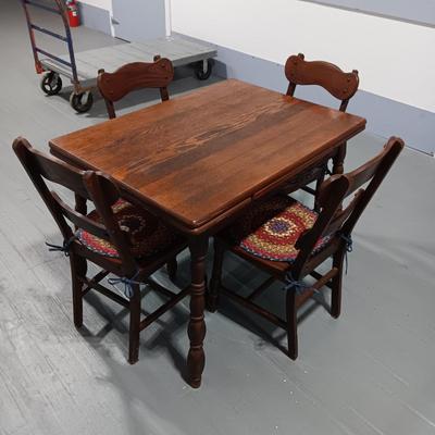 SWEET ANTIQUE SOLID WOOD TABLE WITH SLIDE OUT LEAVES AND 4 MATCHING CHAIRS