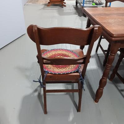 SWEET ANTIQUE SOLID WOOD TABLE WITH SLIDE OUT LEAVES AND 4 MATCHING CHAIRS