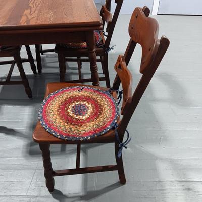 SWEET ANTIQUE SOLID WOOD TABLE WITH SLIDE OUT LEAVES AND 4 MATCHING CHAIRS