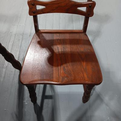 SWEET ANTIQUE SOLID WOOD TABLE WITH SLIDE OUT LEAVES AND 4 MATCHING CHAIRS