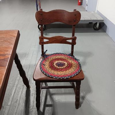 SWEET ANTIQUE SOLID WOOD TABLE WITH SLIDE OUT LEAVES AND 4 MATCHING CHAIRS