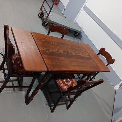 SWEET ANTIQUE SOLID WOOD TABLE WITH SLIDE OUT LEAVES AND 4 MATCHING CHAIRS