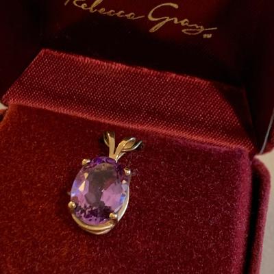 10k Yellow Gold Pendant - 2.4 grams