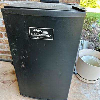 Kitchen Outdoor Lot - Masterbuilt Electric Smokehouse