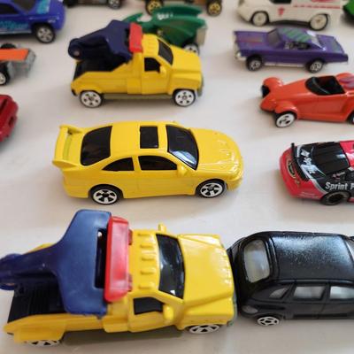 Lot of Hot Wheels and Others Small Toys Vehicles with Hot Wheels Case