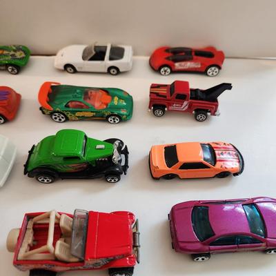 Lot of Hot Wheels and Others Small Toys Vehicles with Hot Wheels Case